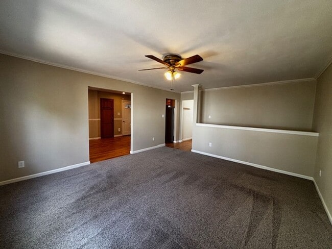 Building Photo - Cute 5 Bedroom 3 Bath Single Family Home