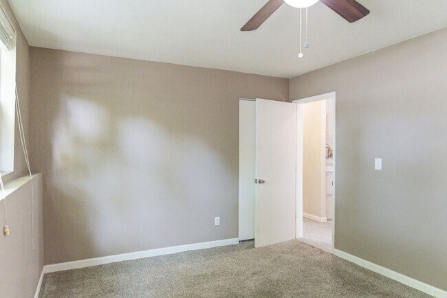 Building Photo - Spacious and versatile 6-bedroom, 2-bath split-level home