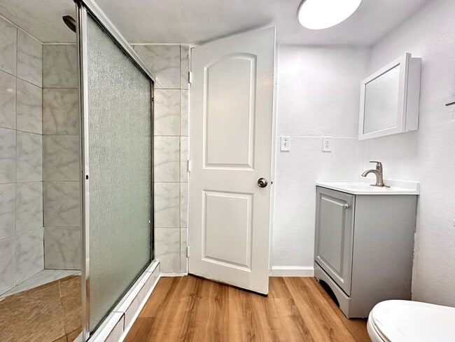 Building Photo - LARGE 4 BEDS 2 FULL BATHS HOUSE FOR RENT!