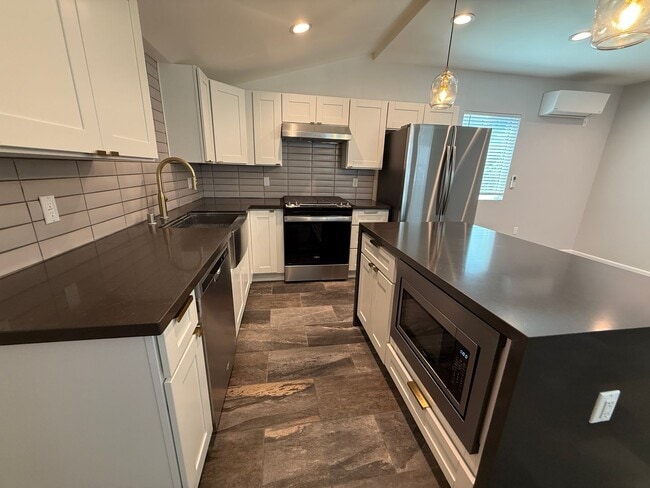 Building Photo - Amazing 1 Bedroom Back Home in La Crescenta!
