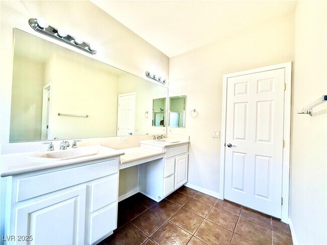 Building Photo - 10276 Romantico Dr