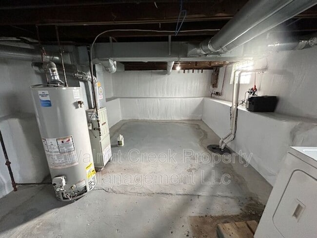 Building Photo - 561 Irondale St