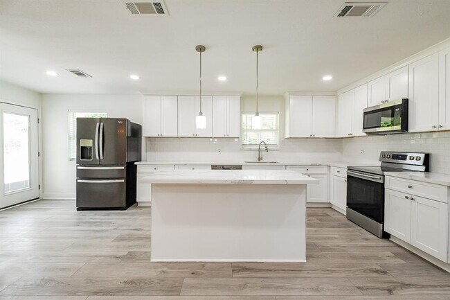 Building Photo - 527 FM 787
