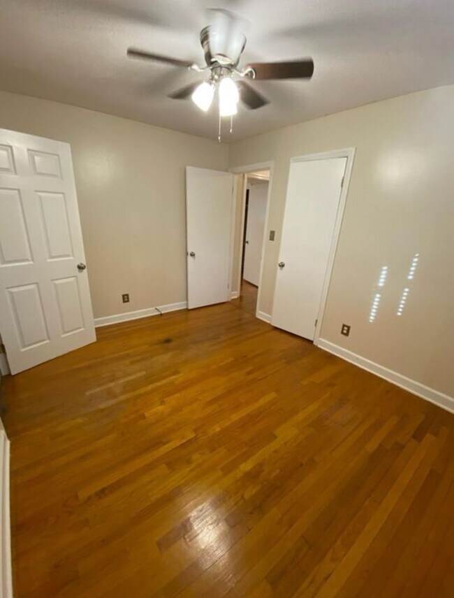 Building Photo - 1213 Deerwood St