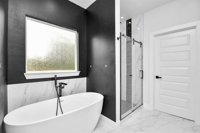 Building Photo - 12163 La Salle River Rd