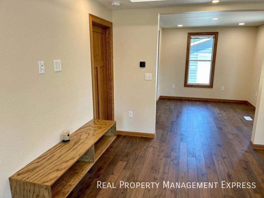 Building Photo - 3 Bedroom 1 Bathroom Home For Rent In Sioux Falls