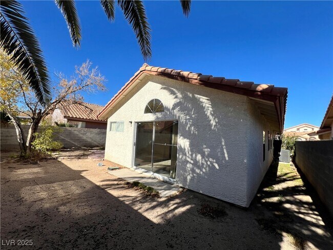 Building Photo - 1605 Los Alamos Dr