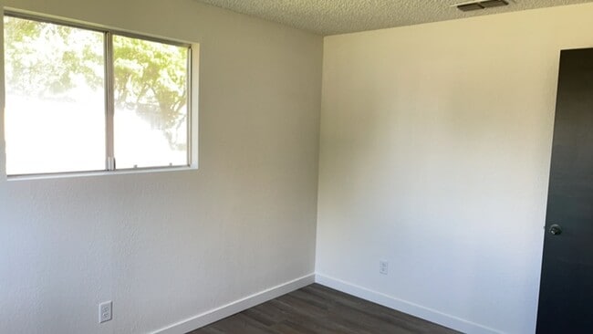 Building Photo - Modern 2-Bedroom Duplex with New Kitchen &...