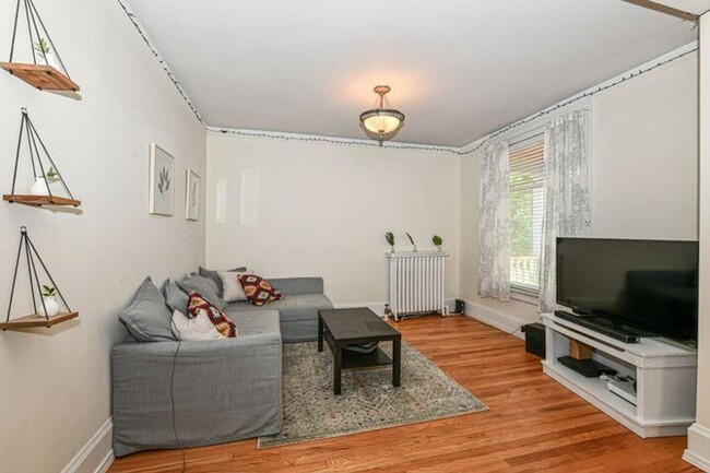 Building Photo - Wonderful 3 Bedroom Lower Flat