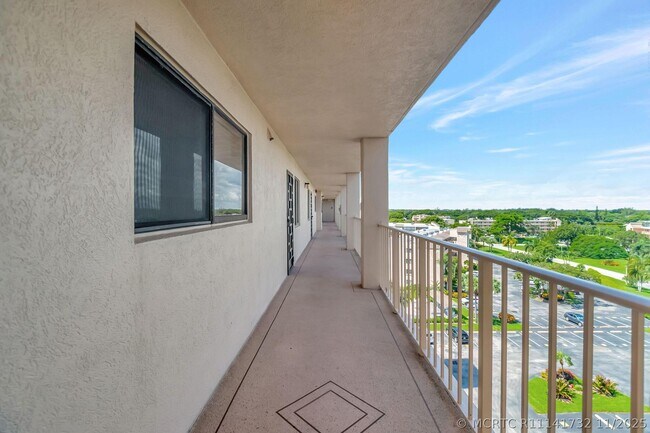 Building Photo - 6866 Huntington Ln
