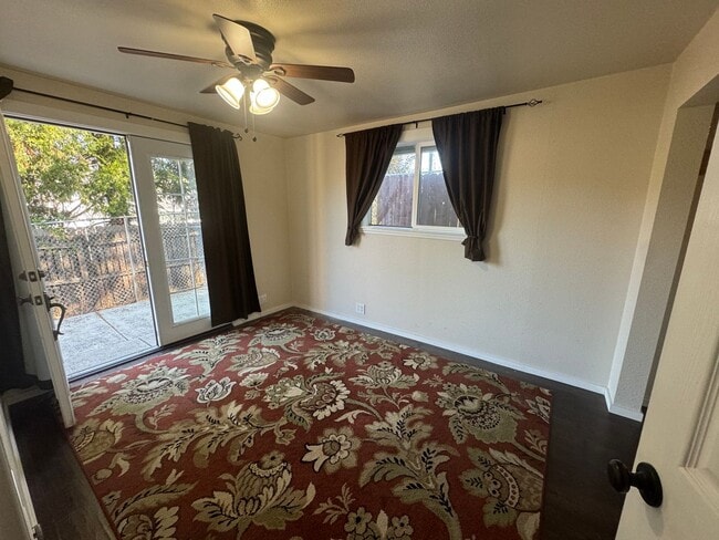 Building Photo - Roseburg 2 bedroom, 1 bath house with garage
