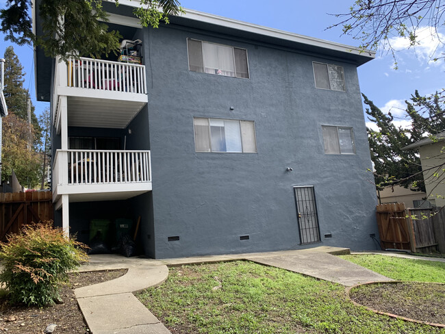 Back of Building & Private Balcony - 3809 Buell St