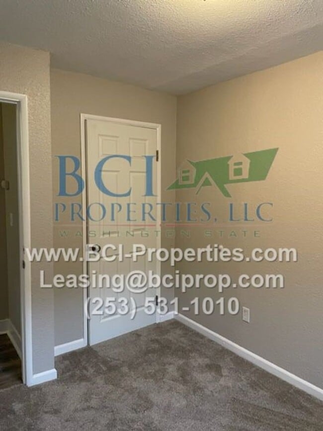 Building Photo - Beautifully remodeled 2 bedroom Duplex nex...