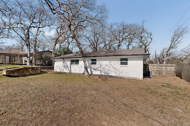 Building Photo - Charming 3-Bed Near TCU