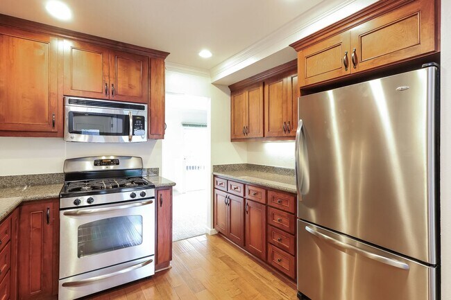 Building Photo - Available! Beautiful 3 Bedroom Townhome In Walnut Creek!