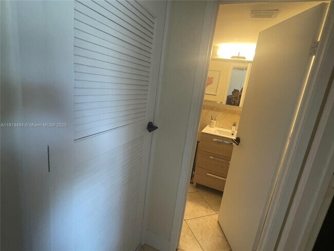 Building Photo - 2625 Collins Ave