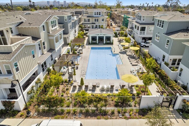 Building Photo - Stylish Tri-Level Townhome in Prime Newpor...