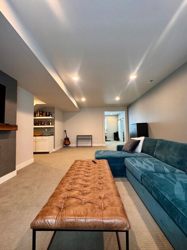 Building Photo - LUXURY 4 Bedroom home in NORTHGATE with Mountain Views