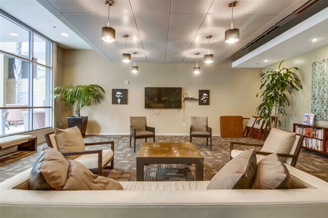 Building Photo - Large 1 Bedroom 1 Bath next to Petco Park