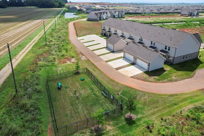 Building Photo - Fully Furnished and Move-In Ready! Flexible Lease Options Available!