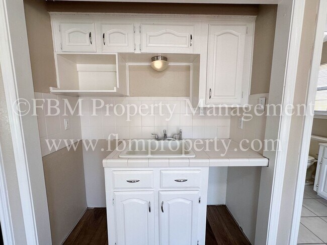 Building Photo - 803 Lakeway Dr