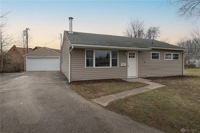 Primary Photo - 2207 Whitney Pl