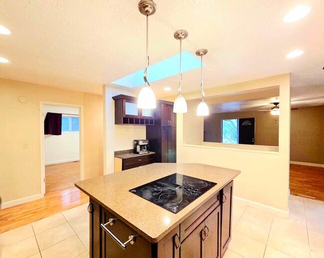 Building Photo - Large 4 Bed, 2 Bath in Desirable East Wena...