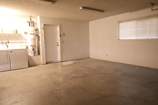 Building Photo - 112 Rawhide Ln