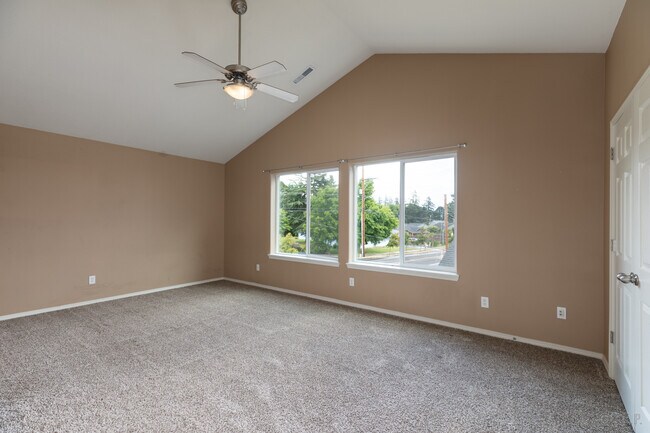 Building Photo - 58992 Greenbrier Loop