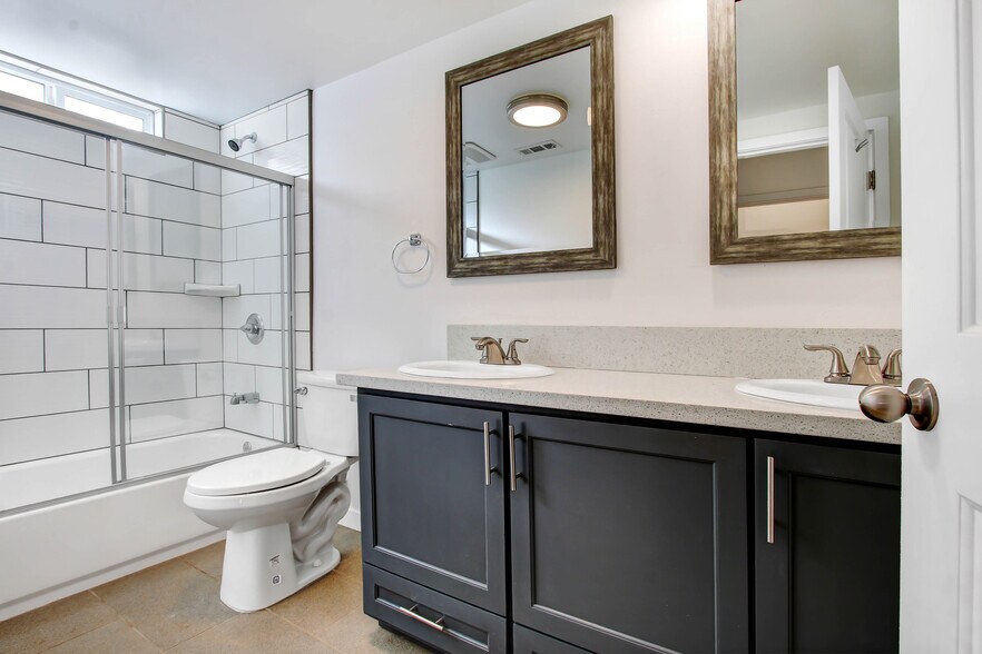 Building Photo - 2439 Malabar St