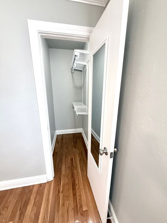 Building Photo - Updated 2BD 1BA Apartment in Historic Crown Heights!!