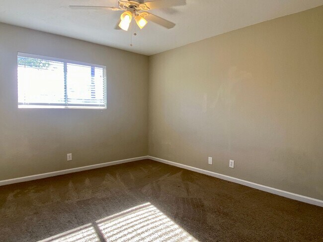 Building Photo - AVAILABLE NOW!!