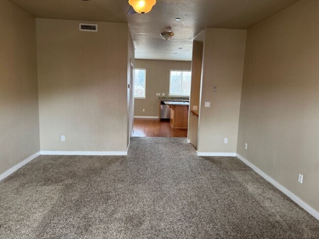 Building Photo - **SPECIAL** FIRST MONTH FREE W/ ONE YEAR LEASE/ 3 LEVEL CONDO W/ UPGRADES, GARAGE/ FENCED YARD