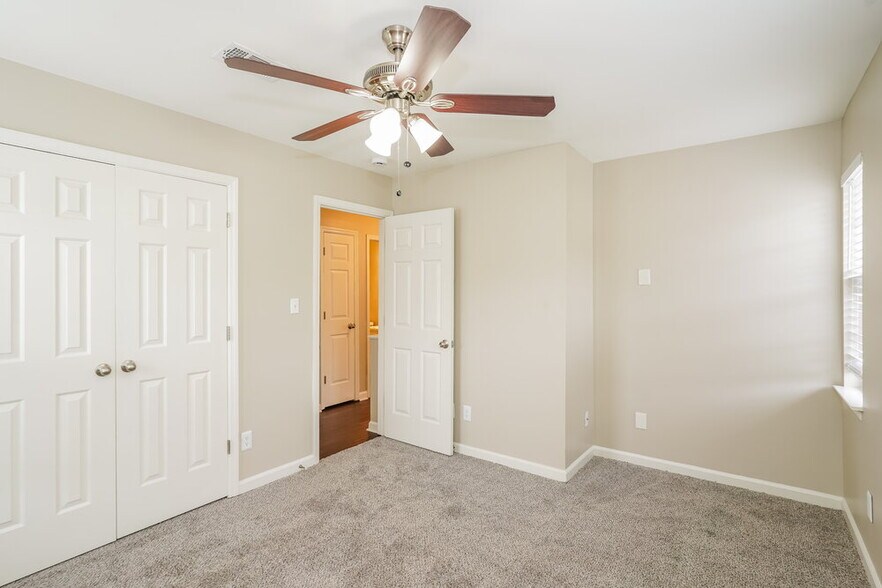 Building Photo - 104 Northlake Dr