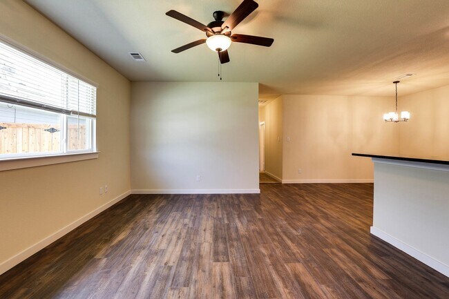 Building Photo - AVAILABLE NOW! GORGEOUS 4 BEDROOM DUPLEX L...