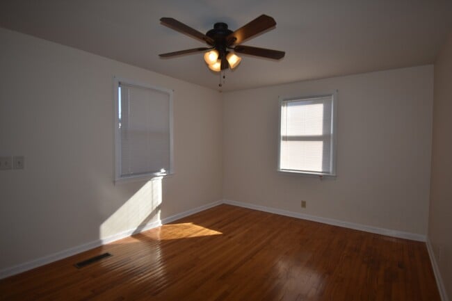 Building Photo - 2 Bedroom Duplex Close to MTSU & Downtown ...