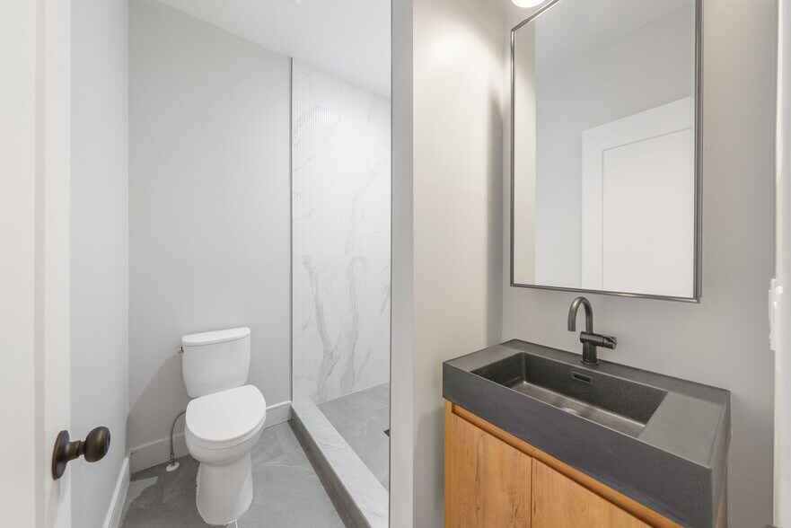 Building Photo - 114 Center St