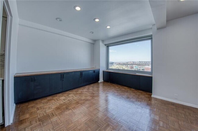 Building Photo - 320 Fort Duquesne Blvd