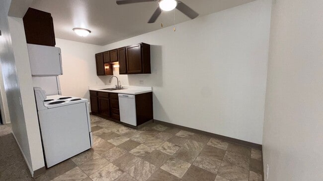 Building Photo - Lower 2-Bedroom | Heat Included & Fully Renovated