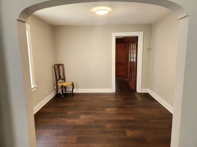Building Photo - Charming 3-bedroom, 1.5-bathroom home loca...