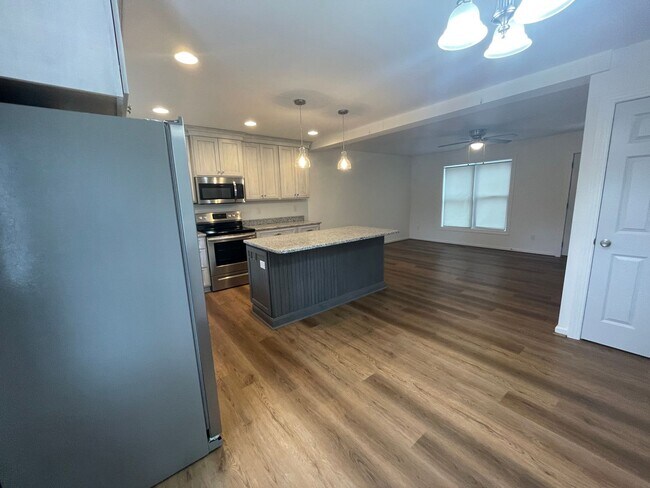 Building Photo - 350 Pinewood Circle