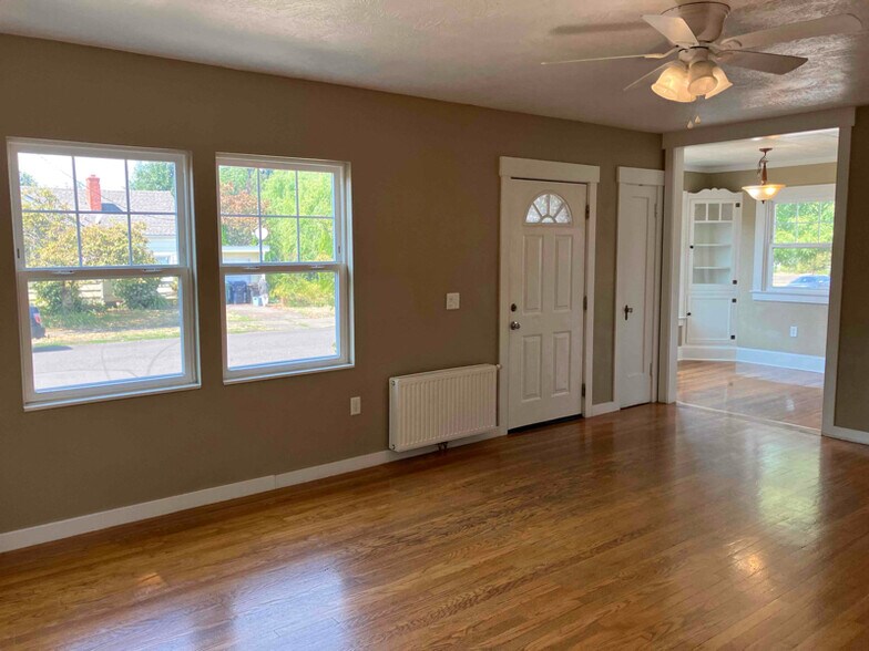 Building Photo - 235 Catron St N