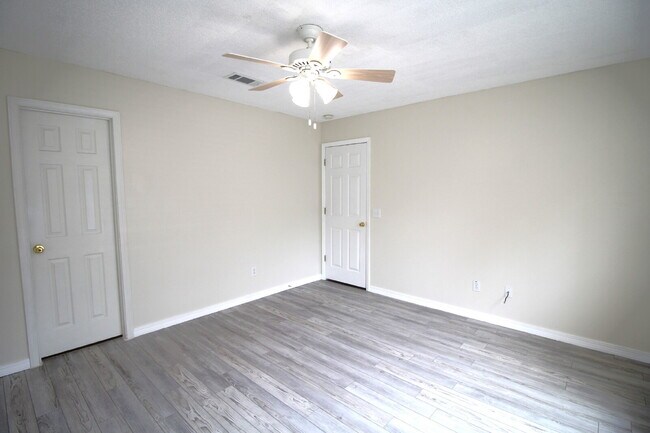 Building Photo - 3BR/2BA North Pensacola Brick Home with Bonus Room, Vaulted Ceilings & Privacy-Fenced Backyard Ne...