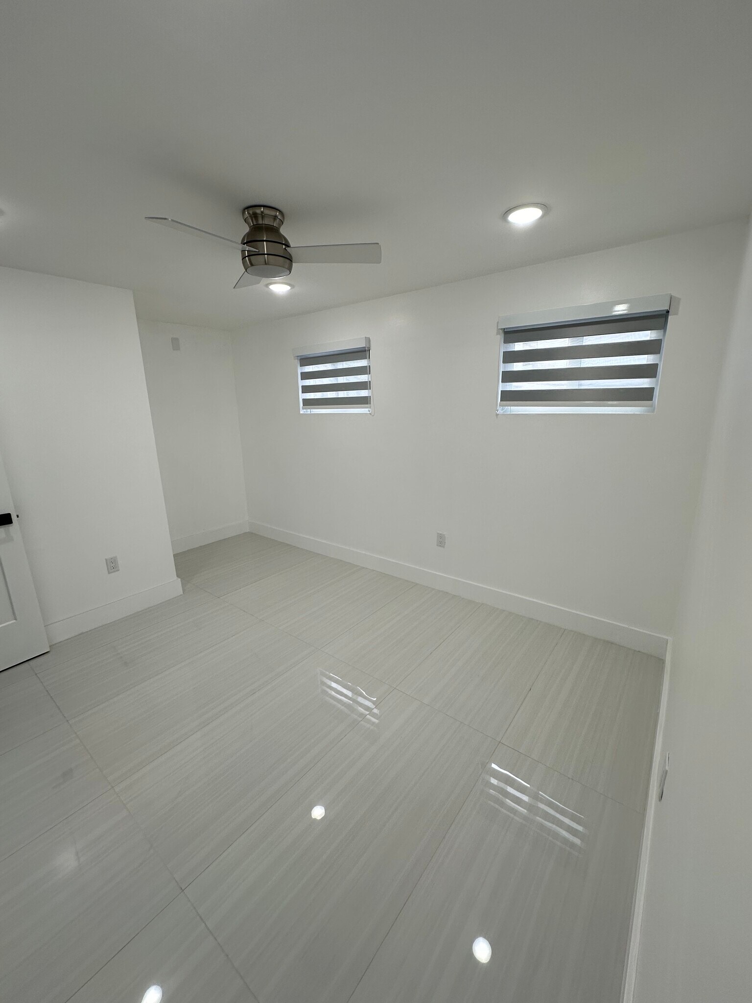 Building Photo - 9367 Fontainebleau Blvd
