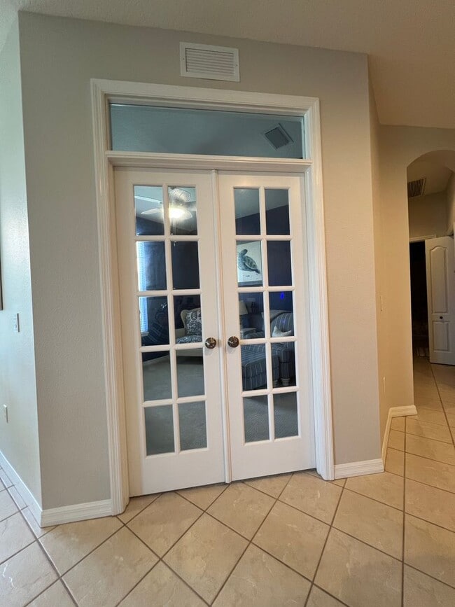 Building Photo - Short Term Rental ** Available 10/1/25 ** ...