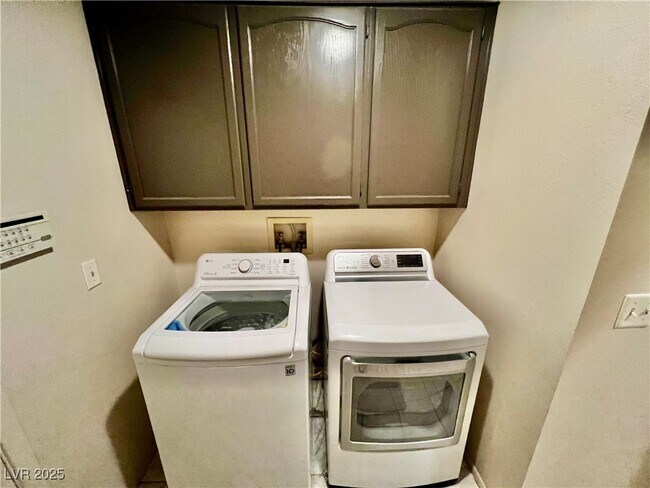 Building Photo - 8420 Airmont Ct