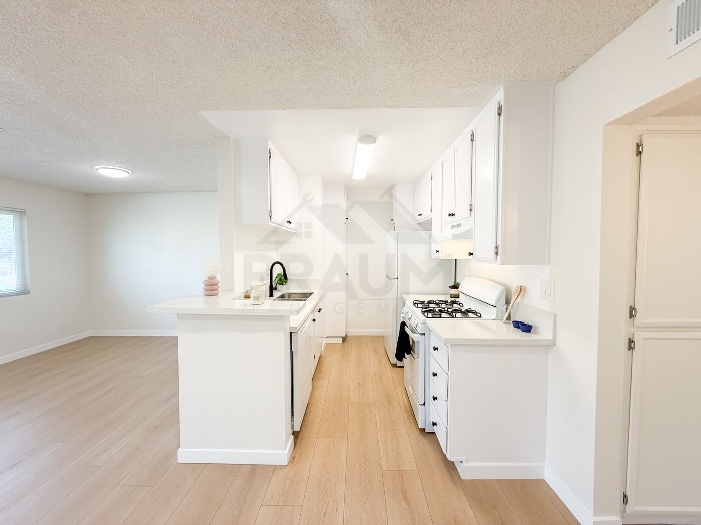 Building Photo - 14801 Delano St