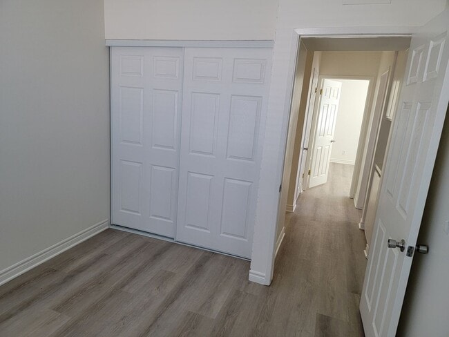 Building Photo - 3bed/1.5ba End Unit with Private Backyard & Patio