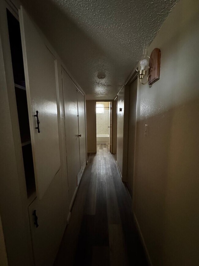 Building Photo - Charming and spacious Needles HOME