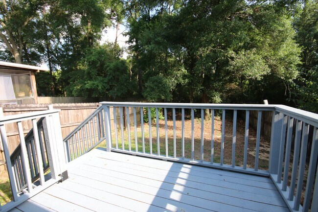 Building Photo - Northeast Pensacola 3/2 attached home for ...